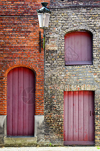 旧旧砖墙 有红木木门和窗户图片