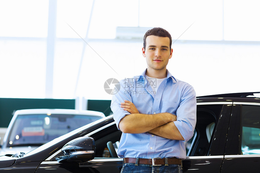 青年男子顾问顾问服务客户交易顾客公司推销员商业汽车零售男人图片