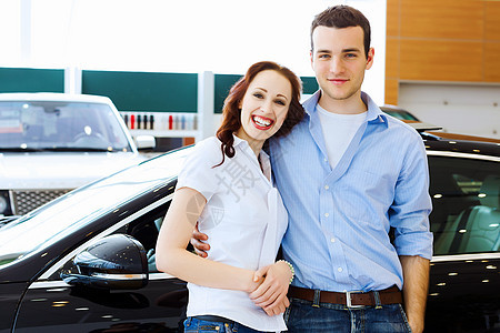 在汽车沙龙的年轻幸福情侣男性女士顾客男人钥匙运输女性白色零售夫妻图片
