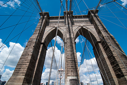 布鲁克林大桥的强大结构 位于比奥提福的皮隆中心行人天空摩天大楼市中心旅行地标车道石头建筑金属图片