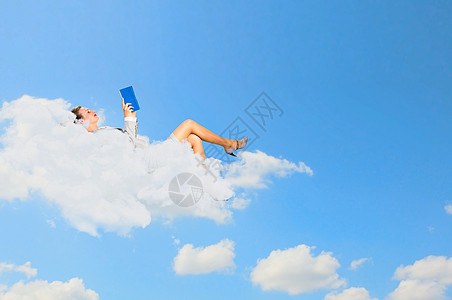 商业妇女躺在云上女士女性平衡人士白色工人闲暇晴天学习工作图片