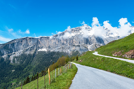 极限摩托车瑞士Torrentalp村伯尔尼阿尔卑斯山的景象场景假期旅行场地绿色爬坡全景风景草地蓝色背景