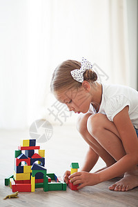儿童玩砖头游戏金字塔玩具教育积木乐趣童年女性砖块活动孩子图片