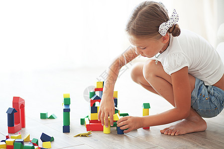 儿童玩砖头游戏金字塔行动房间玩具专注砖块福利女性孩子活动图片