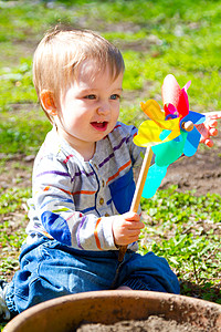玩风玩具的男孩儿童孩子螺旋桨乐趣孩子们旋转风车白色车轮纺纱图片