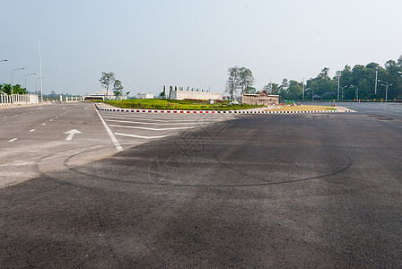 公路上的圆铁轨背景图片