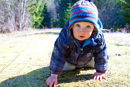 一年年的玩耍和徒步旅行孩子探索袜帽夹克森林小男孩儿子远足男生荒野图片