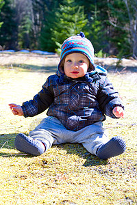 一年年的玩耍和徒步旅行远足森林小男孩儿子荒野孩子针织帽袜帽探索男生图片