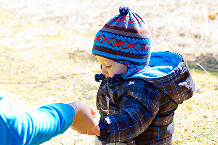 一年年的玩耍和徒步旅行男生夹克儿子孩子针织帽小男孩探索荒野袜帽森林图片