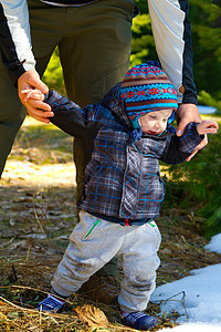 森林中的父子森林男人男生远足爸爸袜帽针织帽父亲荒野儿子图片