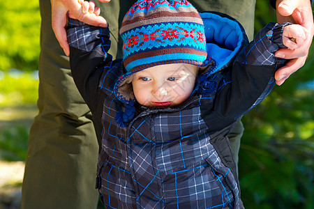 森林中的父子孩子小男孩父亲针织帽袜帽男生森林荒野儿子夹克图片