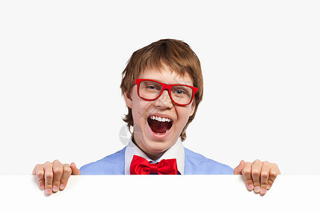 红色戴红眼镜的男孩持有白方教育领结男性眼镜男生手臂推介会框架童年横幅图片