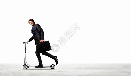 商务人士骑摩车商务运输骑术快乐乐趣工作室男人成人公文包平衡图片