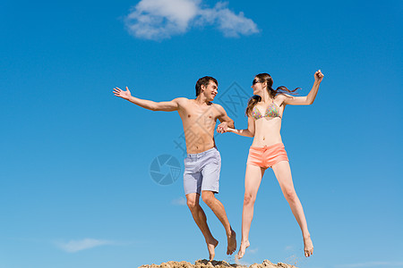 情侣一起跳跃微笑女士男朋友时间男生乐趣女孩夫妻行动男性图片