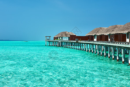 美丽的海滩 有水边的平房海洋酒店蓝色房子海景奢华异国平台旅行天空图片