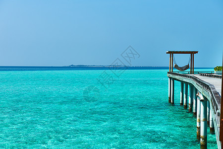 美丽的海滩 有水边的平房房子旅行情调热带蓝色天空奢华风景假期海洋图片