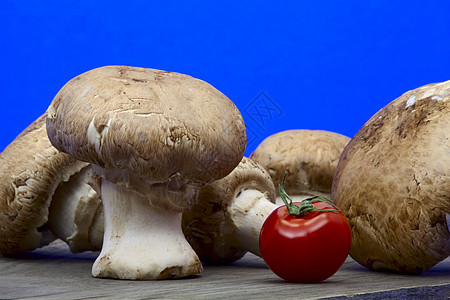蘑菇和番茄营养叶子农业白色美食蔬菜红色厨房沙拉绿色图片