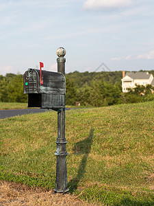 在街边的美国邮政或邮箱草地旗帜乡村红旗绿色服务盒子驾驶信箱国家图片