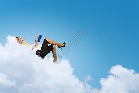 商业妇女躺在云上女士女性工作人士休息平衡沉思灵魂蓝色晴天图片