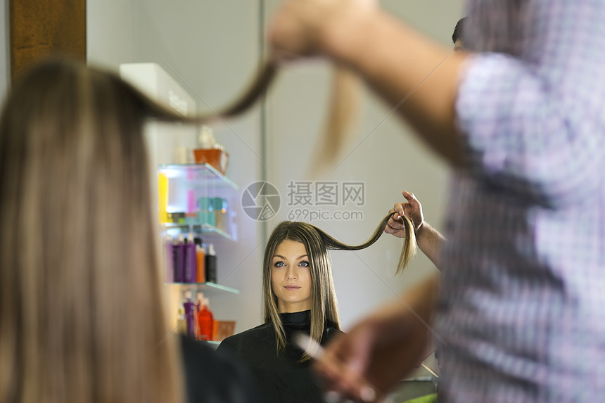 妇女理发店长头发的女理发师女性沙龙店铺镜子修剪工作头发发型师职业图片