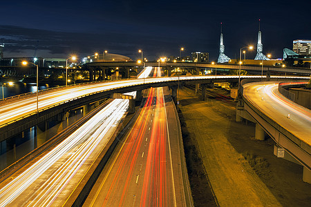 蓝小时穿越波特兰的州际高速公路轻型路道图片