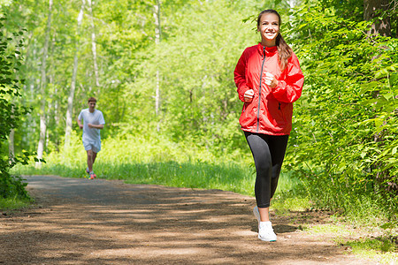 年轻 健康的女运动运动员慢跑者成人女孩爬坡行动跑步地平线日落钻头自由图片