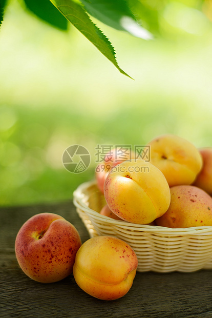 旧木质餐桌上的篮子中的美味美酒桌子果汁水果叶子橙子收成季节花园团体营养图片
