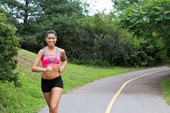 微笑的年轻女子为健身而奔跑女士女性拉丁运动女人娱乐训练闲暇耐力赛跑者图片