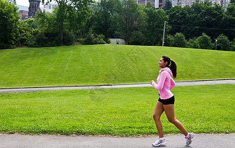 在市公园里跑的漂亮女人运动赛跑者福利娱乐闲暇女士耐力女性成人活力图片