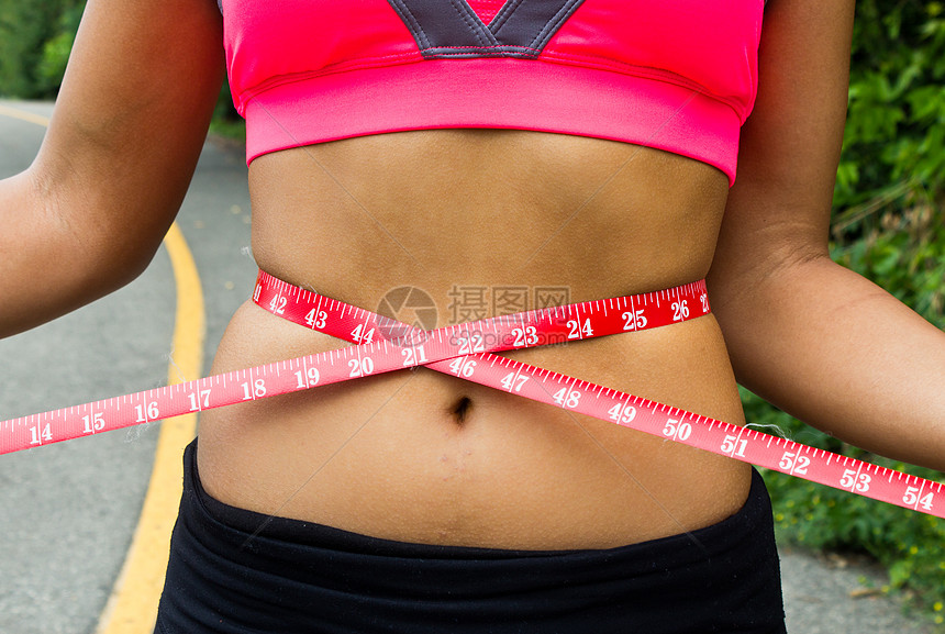 体格适合的妇女的湿度测量减肥身体行动腹部卷尺拉丁文胸运动装腰部福利图片