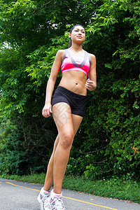 年轻 活跃的女性在自然足迹上奔跑女孩跑步福利运动员慢跑训练耐力速度文胸活力图片
