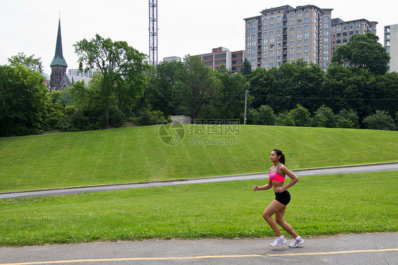 在市公园里跑的漂亮女人闲暇训练成人福利拉丁耐力慢跑女性运动文胸图片