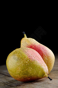 旧木制桌上的梨子水果饮食木头营养小吃桌子绿色图片