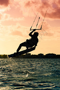 风筝飞翔的月光环旅行冲浪男人反射速度娱乐阳光男性冲浪者空气图片
