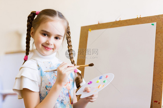 可爱女孩绘画孩子女性职业艺术学习刷子创造力黄色班级爱好图片