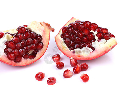 白后腹骨上孤立的石榴切片种子营养异国食物甜点谷物饮食白色红色水果图片