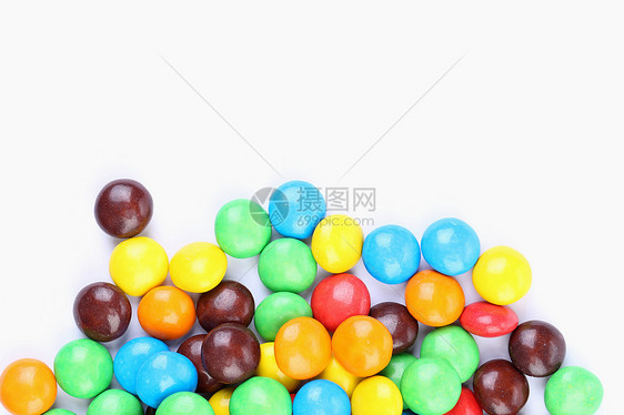 巧克力球在多彩的玻璃上是底色白色糖果多样性红色甜点黄色橙子食物按钮诱惑图片