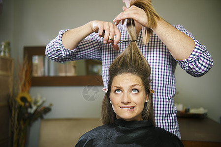 紧张的女人 剪长头发剪刀店铺理发师造型嘴唇顾客女士美发焦虑造型师