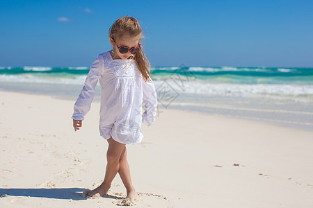 穿着美丽的衣服在热带海滩跳舞的可爱女孩 可喜的小女孩支撑海滨海岸幸福蓝色海洋旅游旅行异国孩子图片