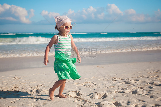 小女孩在墨西哥白沙滩上行走图片