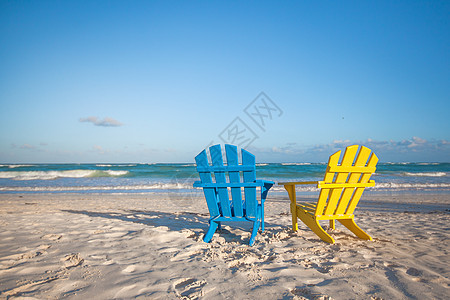 在墨西哥图卢姆热带海滩度假的沙滩木制彩色椅子图片