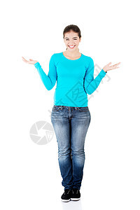 快乐 兴奋的年轻女性在手掌上展示复制空间手指喜悦产品手臂棕榈蓝色白色微笑广告手势图片
