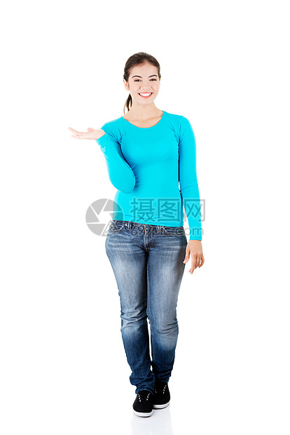 快乐 兴奋的年轻女性在手掌上展示复制空间蓝色金发广告微笑棕榈成人喜悦白色商业产品图片
