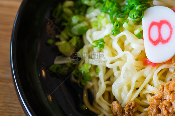 面条加辣味猪肉酱桌子洋葱美食盘子午餐餐厅蔬菜油炸猪肉食物图片