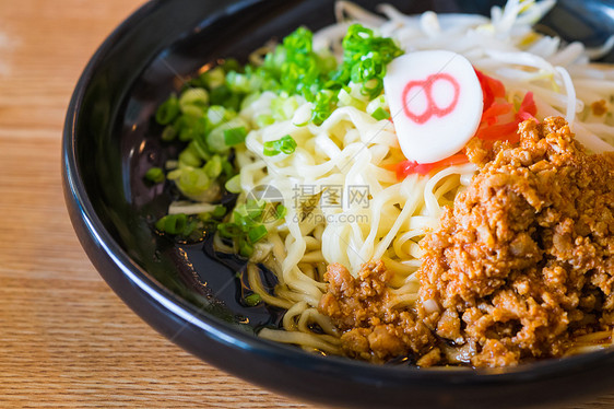 面条加辣味猪肉酱盘子美食蔬菜洋葱桌子午餐餐厅猪肉食物油炸图片