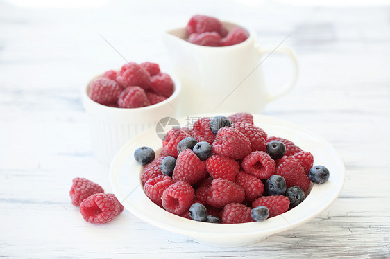 兰草莓白色覆盆子季节性制品甜点静物背景果味桌子水果图片
