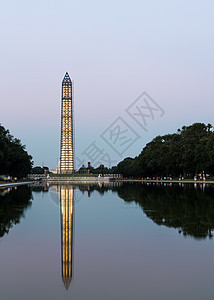 华盛顿古迹在夜间反射图片