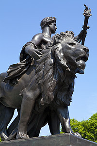 维多利亚纪念馆的女神像之一图片