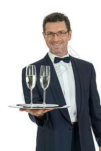 两杯香槟的男成年男服务员 隔离开来工作玻璃饮料仆人手臂管家酒精金属男性成人图片
