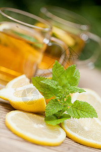 夏天在户外露天热茶柠檬和薄荷芳香水果植物饮食叶子食物疗法药品茶点宏观图片